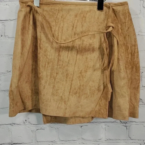 Blank NYC Faux Suede Wrap Mini Skirt NWT - Picture 3 of 8